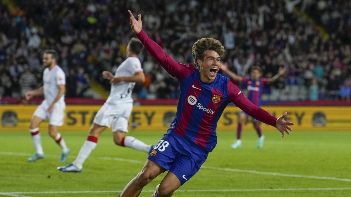 El canterano debutante del FC Barcelona Marc Guiu (d) anota su primer gol con el primer equipo a los 23'' de saltar al terreno de juego durante el partido de LaLiga.
