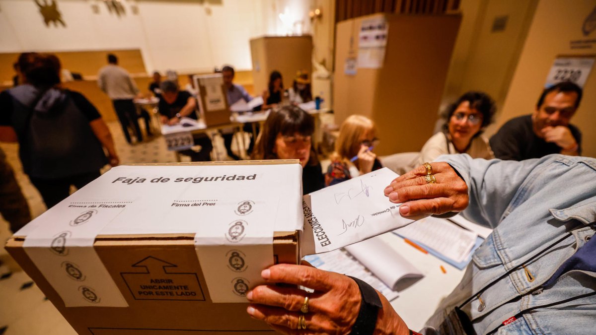 Ciudadanos argentinos fueron registrados este domingo, 22 de octubre, al votar en las elecciones generales de su país, en Buenos Aires (Argentina).