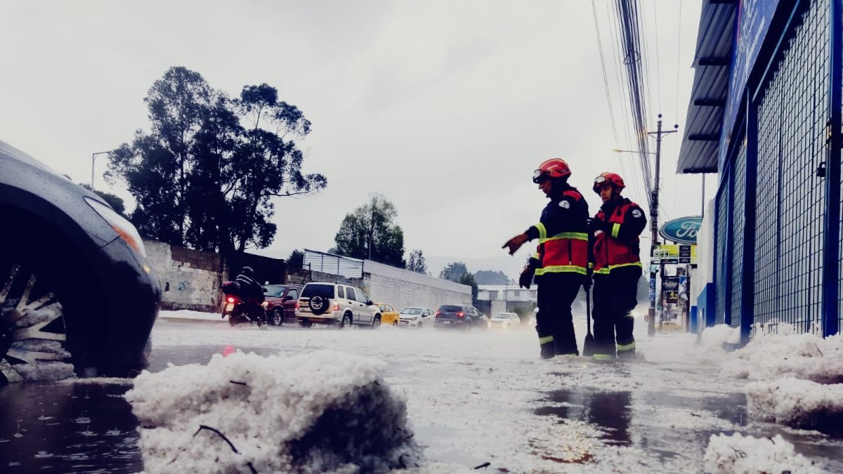 Atención. Los equipos de emergencia acudieron a los puntos en donde se acumuló el agua y el hielo.