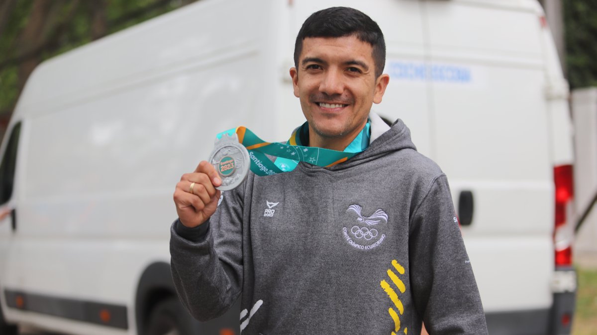 El ciclista Richard Carapaz con la presea de plata que alcanzó en la prueba de contrarreloj.