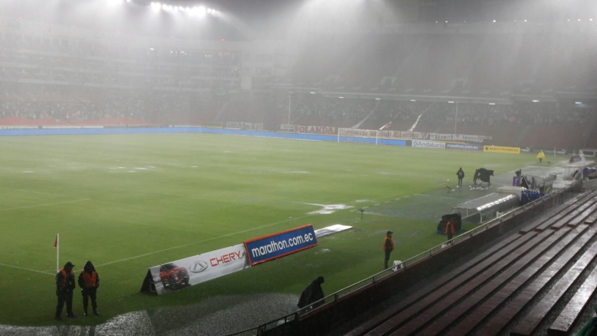 El partido en el estadio Rodrigo Paz Delgado fue detenido momentáneamente por la lluvia.