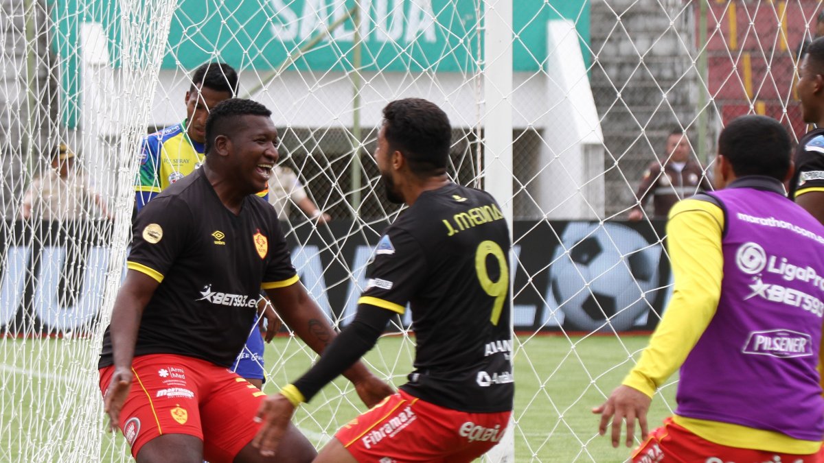 Jhon Jairo Cifuente (i) y Jeison Medina (d) fueron los autores de los goles de Aucas.