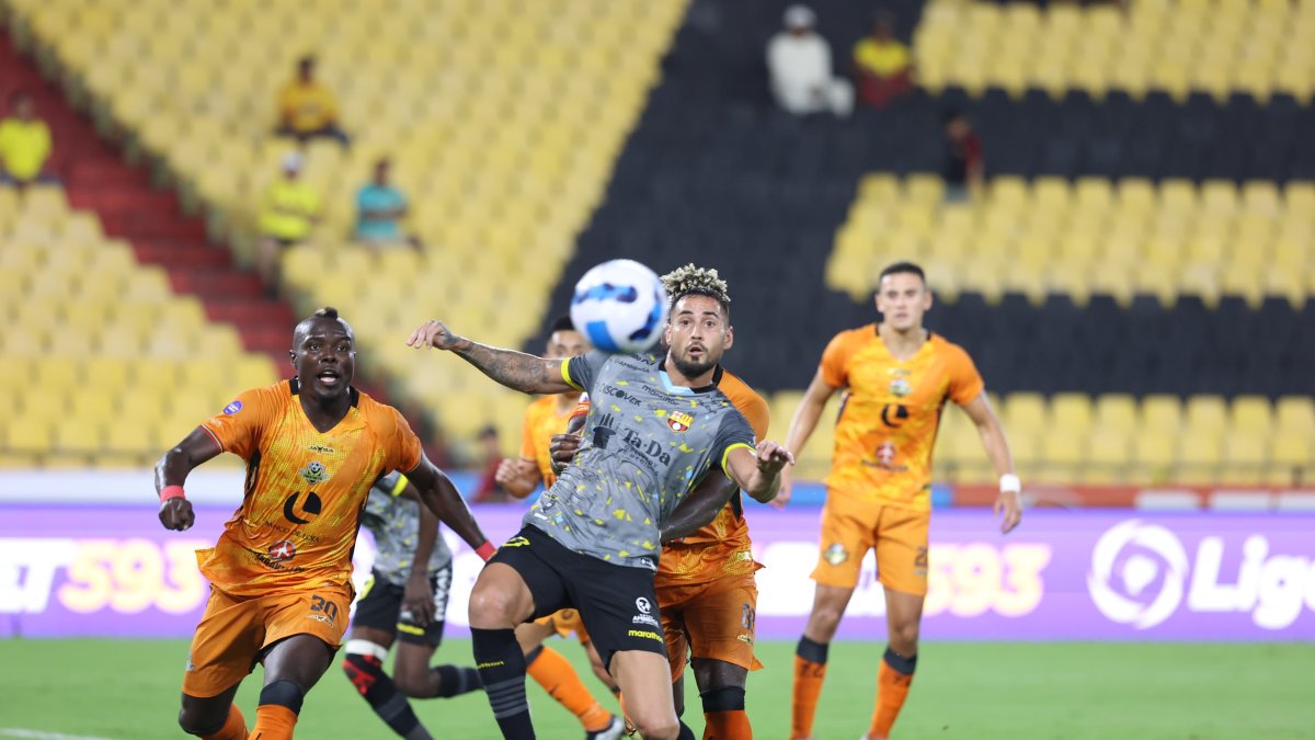 Francisco Fydriszewski (c) marcó el 1-0 ante Libertad, el sábado en el Monumental. Barcelona sumó 19 puntos y sigue en la cima.