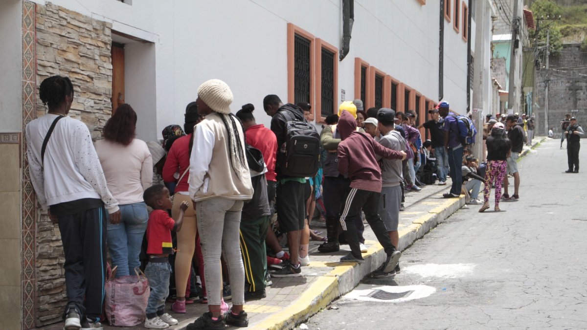 A la hora de almuerzo y en las tardes se forman filas de personas que buscan acceder a los servicios del albergue.