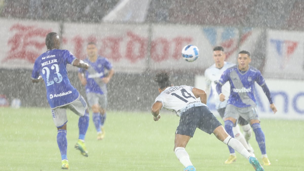 El aguacero con rayos que acompañó el inicio del juego entre albos y azules hizo que el partido sea suspendido.