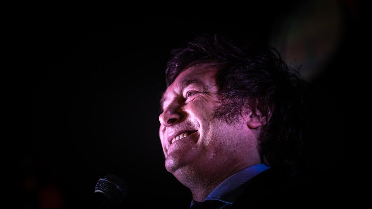 El candidato presidencial Javier Milei habla tras conocerse los resultados de la primera vuelta de las elecciones argentinas, hoy, en Buenos Aires (Argentina).