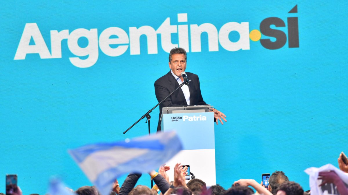 El candidato presidencial Sergio Massa habla tras conocerse los resultados de la primera vuelta de las elecciones argentinas.