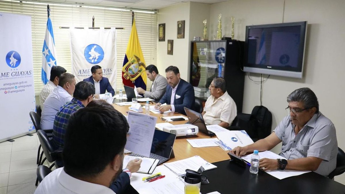 Reunión. Los alcaldes se han reunido para planificar acciones frente a la llegada del fenómeno El Niño.