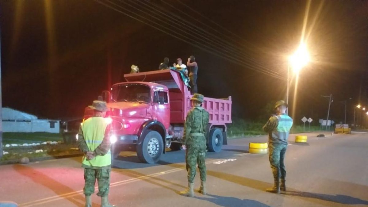 Operativo. Militares incautaron 1.045 galones de gasolina blanca en Tiwintza, llevada sin permisos respectivos.