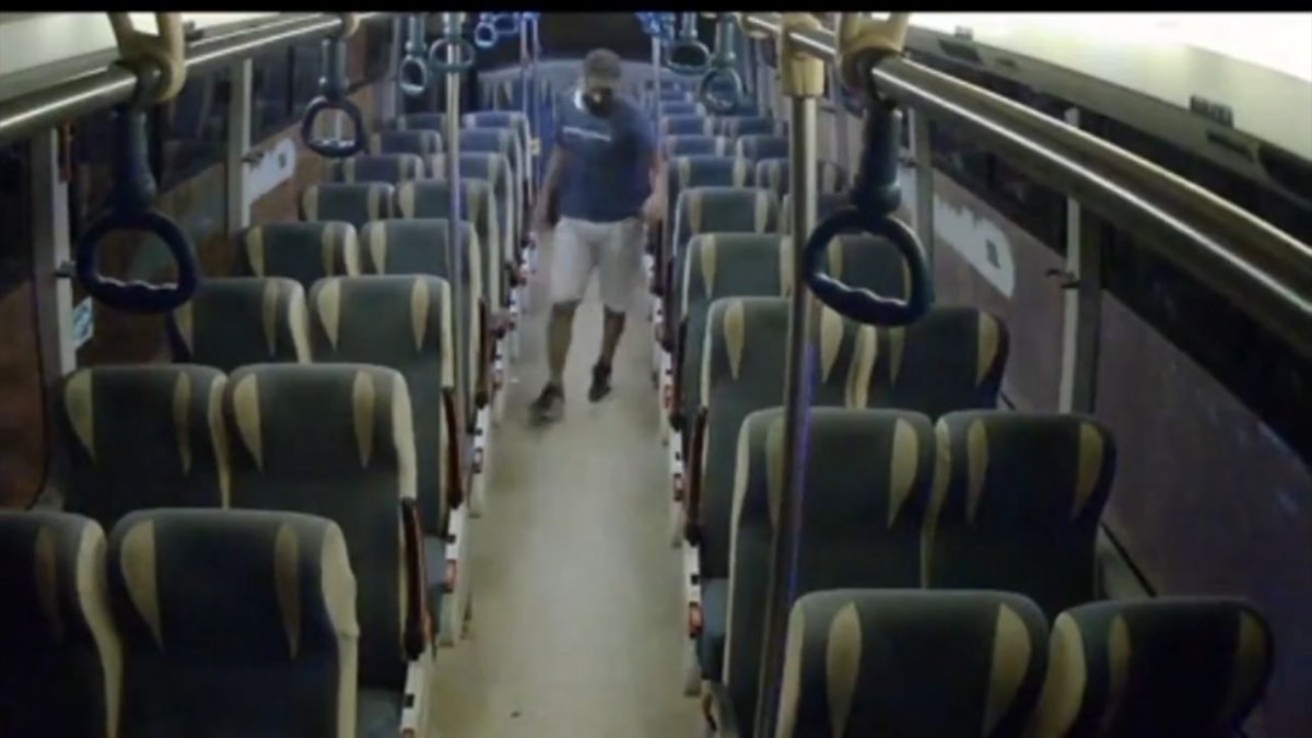 En el vídeo se evidencia dos sujetos que se acercan a la cabina del conductor.