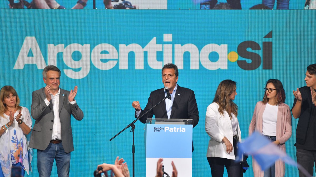 El candidato presidencial Sergio Massa habla tras conocerse los resultados de la primera vuelta de las elecciones argentinas, este 22 de octubre de 2023, en Buenos Aires (Argentina).