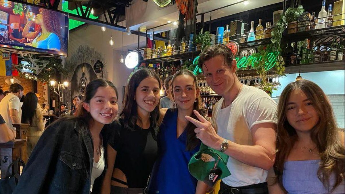 El actor Matt Smith junto a un grupo de fans.