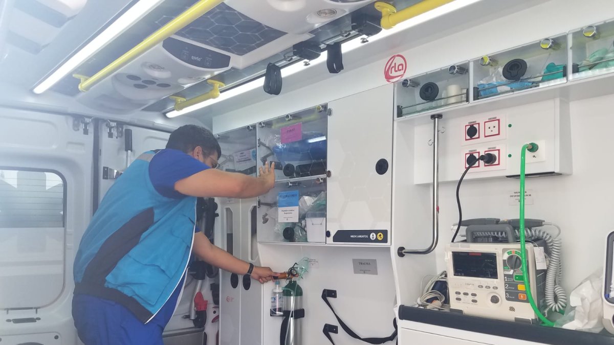 Personal paramédico de una de las nuevas ambulancias revisa los equipos del vehículo