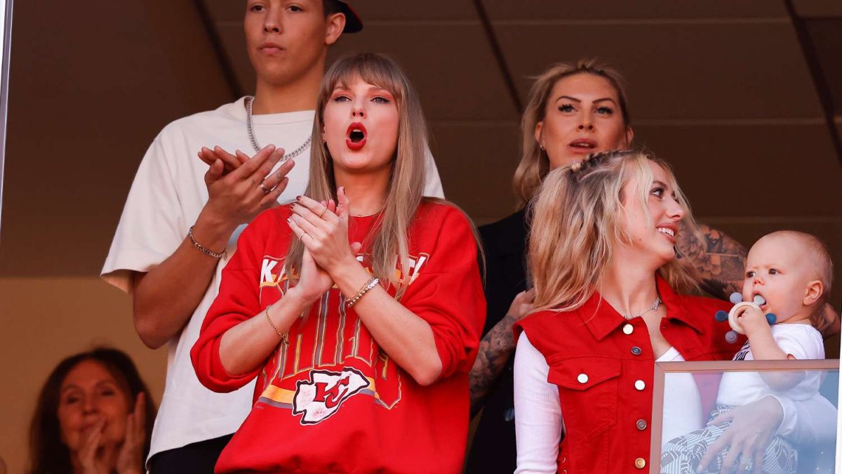 Taylor Swift vibrando en el reciente partido donde jugó su novio Travis Kelce en Kansas City.