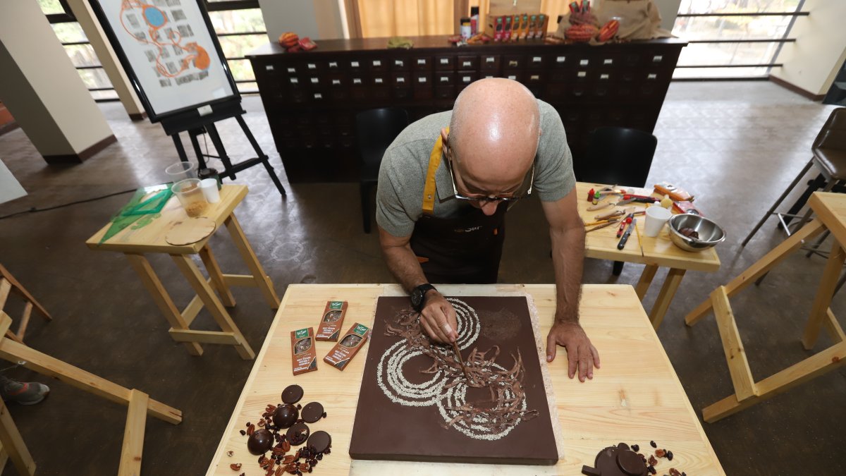 Perspectiva. El artista Marcos Restrepo busca darle formas a los materiales comestibles con los que experimentó para crear tres obras de arte