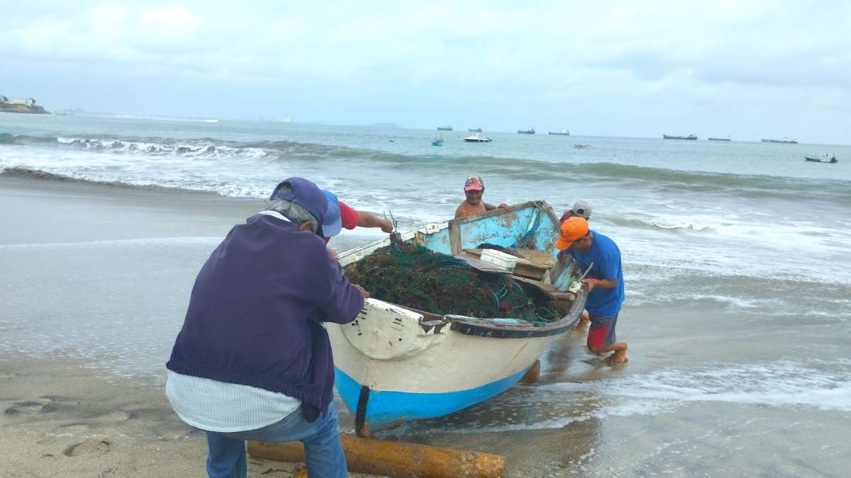 Los pescadores en Ballenita buscaron este 23 de octubre salvar sus naves.