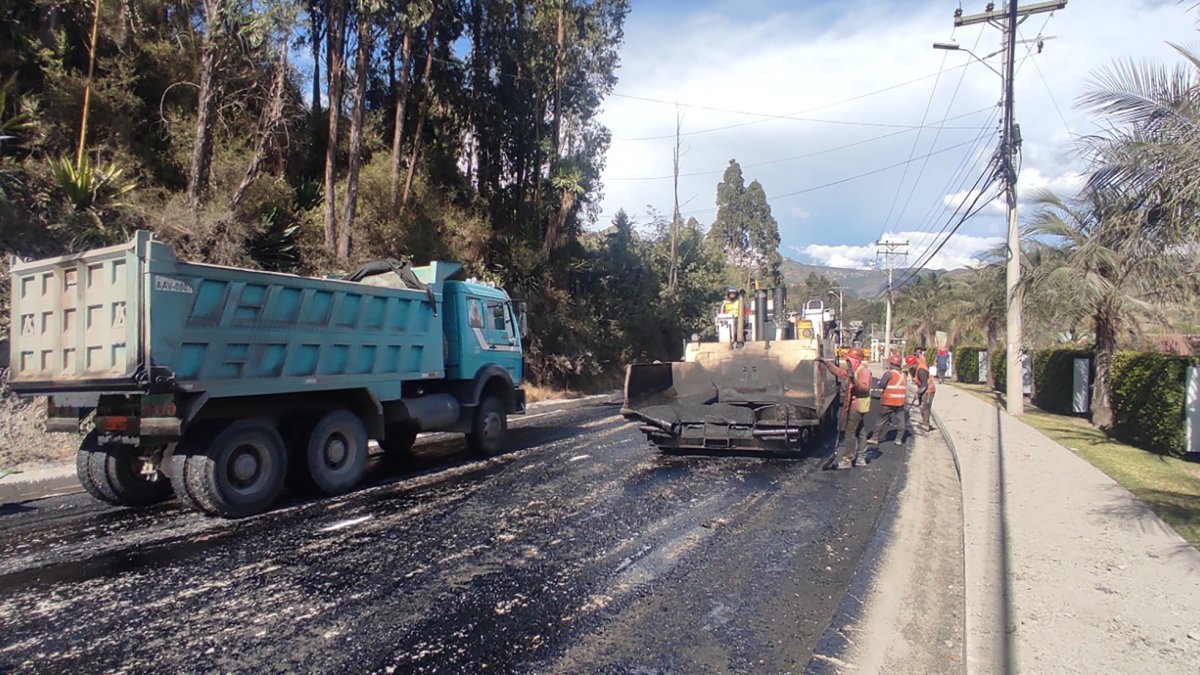 MTOP ejecuta trabajos de rehabilitación de la antigua Panamericana Norte de ingreso a Cuenca.