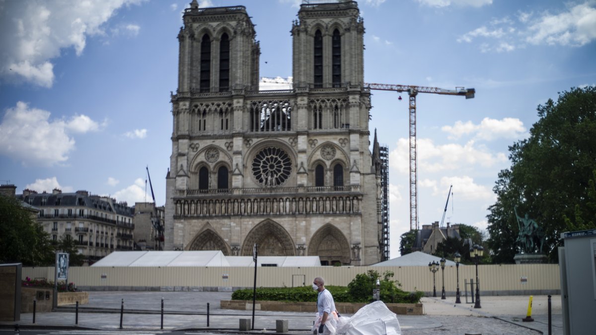 París. Después del incendio empezaron las obras de reconstrucción