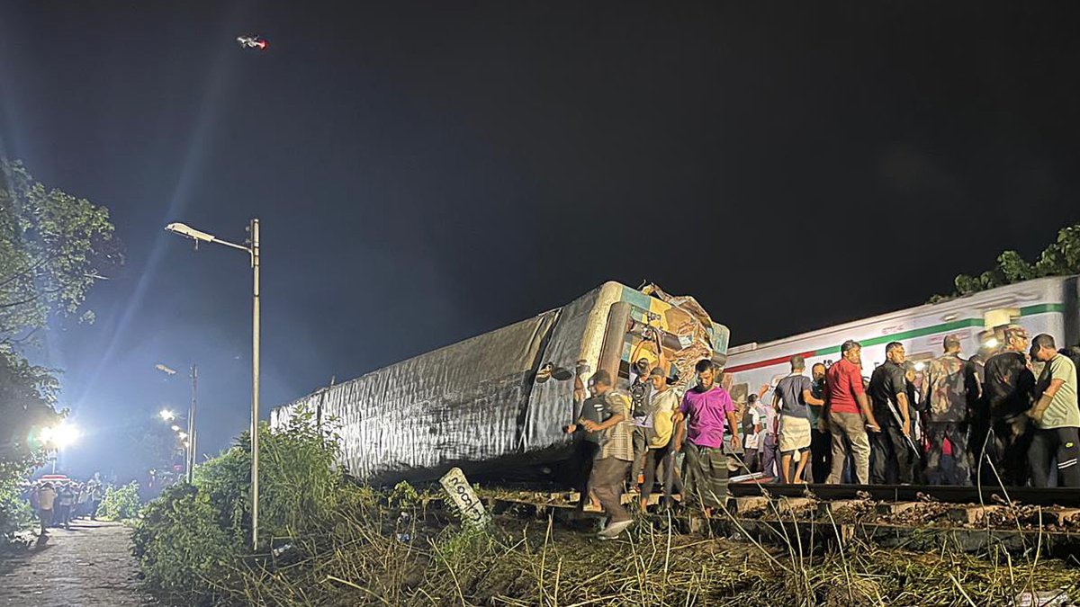 La colisión entre el tren de pasajeros Egarsindur Express con destino a Dacca y un ferrocarril de mercancías dirigido a la ciudad sureña de Chittagong tuvo lugar hacia las 15:30 hora local.