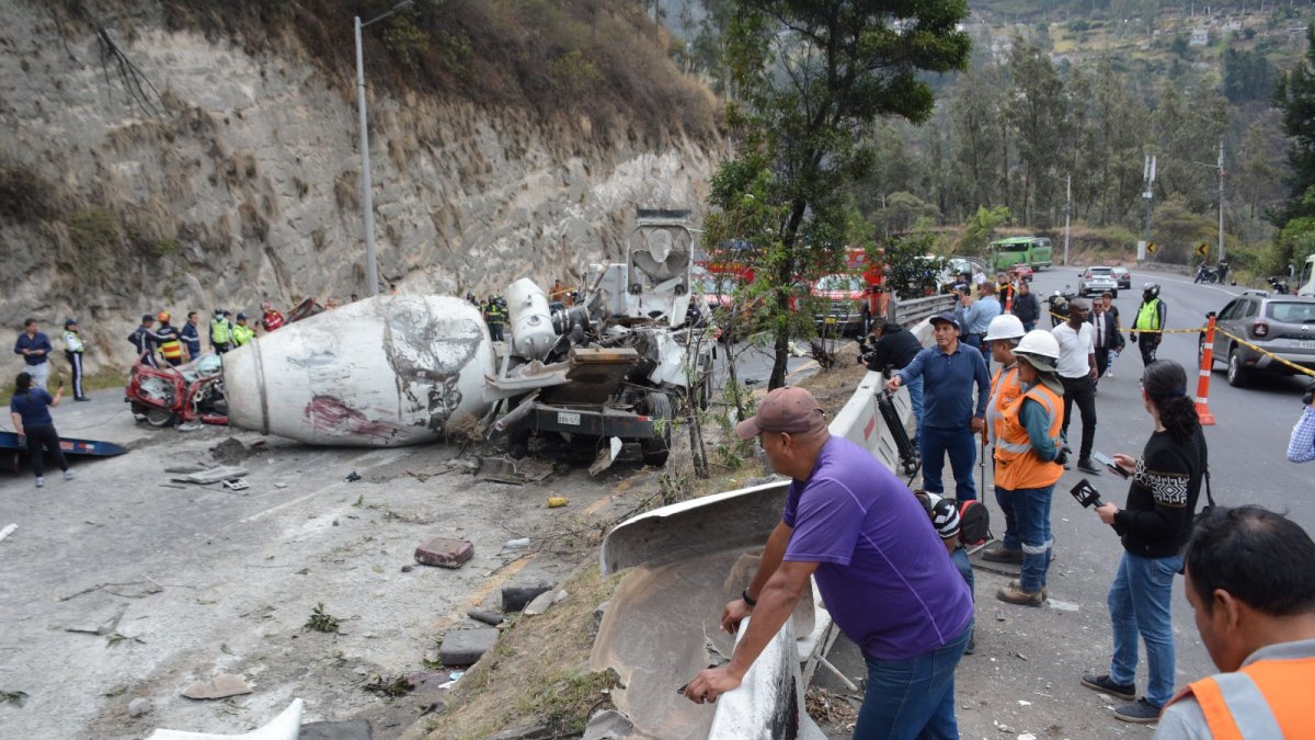 Tres personas perdieron la vida en la avenida Simón Bolívar.