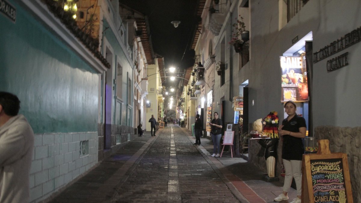 Los dueños de los locales esperan que el turismo se reactive, las calles lucen vacías