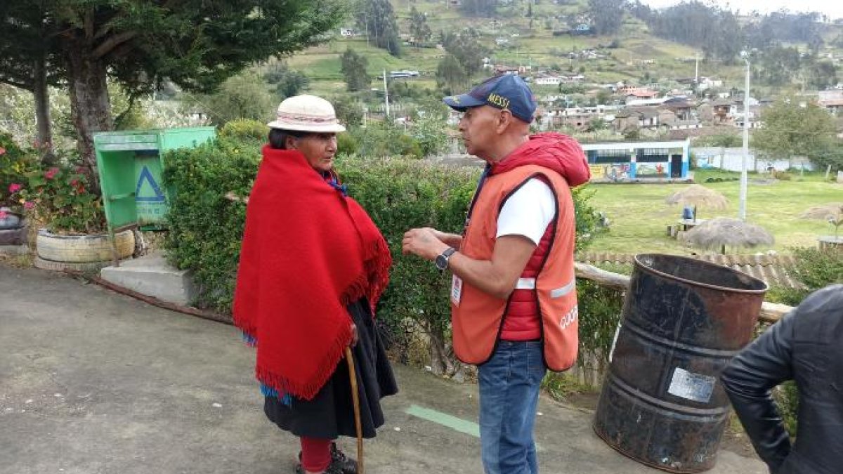 Referencial. Varios adultos mayores fueron evacuados de Alausí debido a un deslave