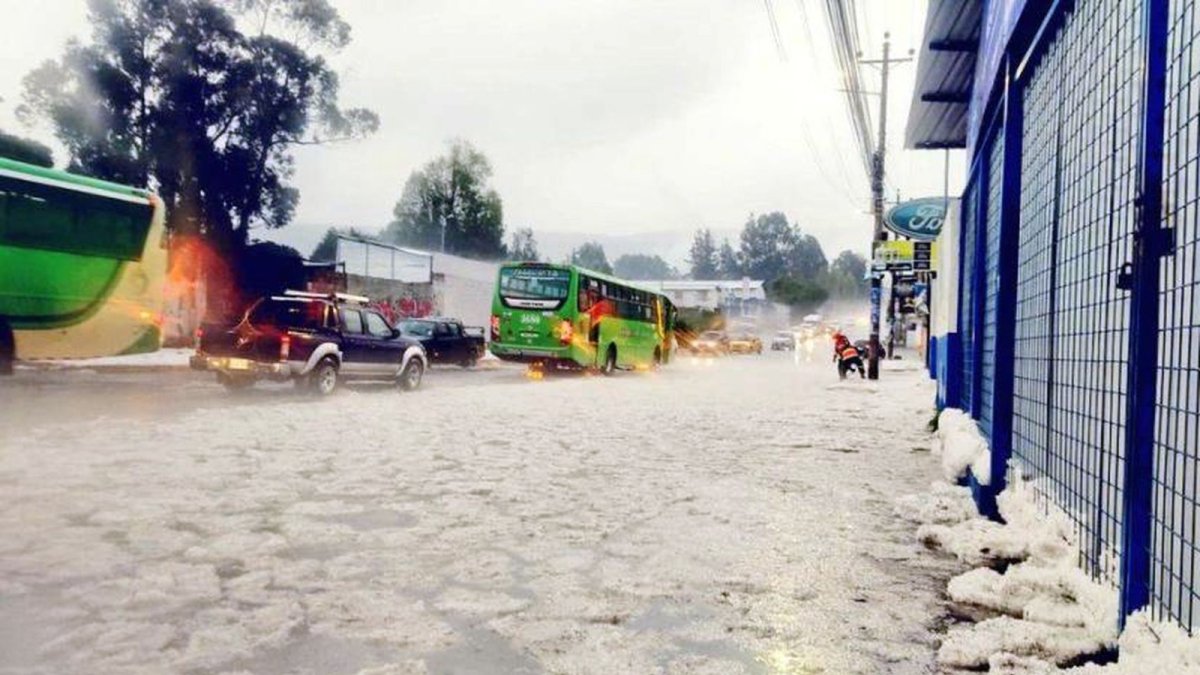 Imagen de granizo acumulado en una vía del suroriente de Quito