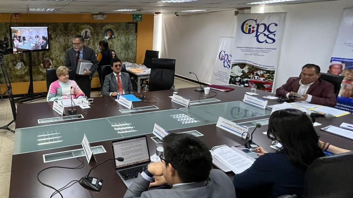 El presidente de la comisión, Marco Chalco, informó que está pendiente la notificación de las notas de la prueba escrita a los concursantes.