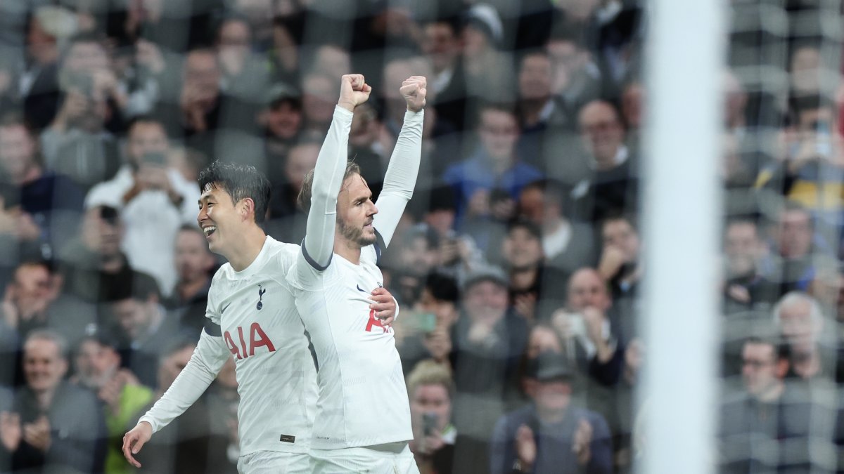 James Maddison (d) de Tottenham celebra tras marcar el gol de 2-0 asistido por Heung-Min Son (L) durante el partido de fútbol de la Liga Premier inglesa entre Tottenham Hotspur y Fulham.