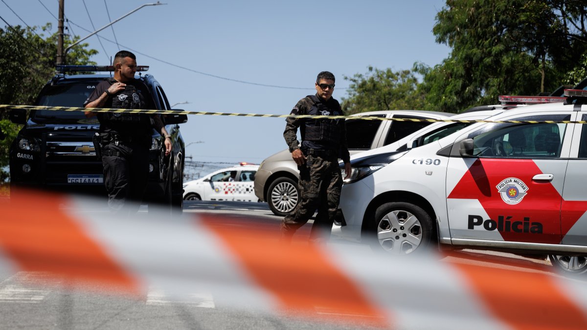 Agentes policiales vigilan una escuela pública donde se ha presentado un tiroteo hoy, en Sao Paulo (Brasil).