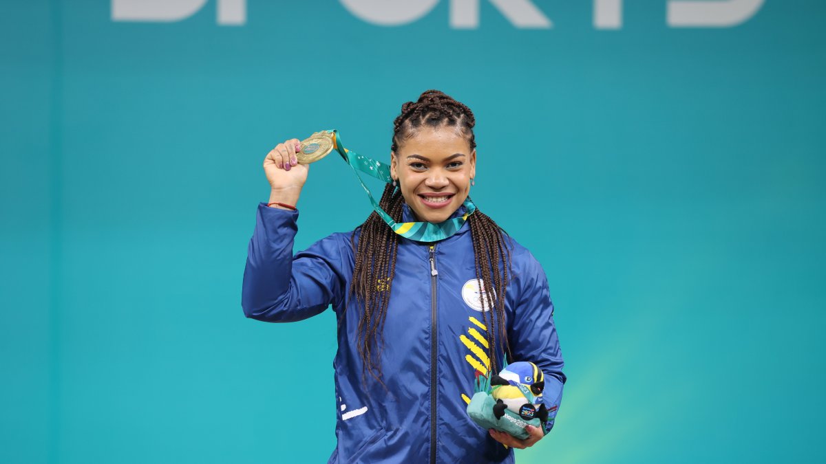 Angie Palacios con la medalla de oro que alcanzó en la disciplina de halterofilia.
