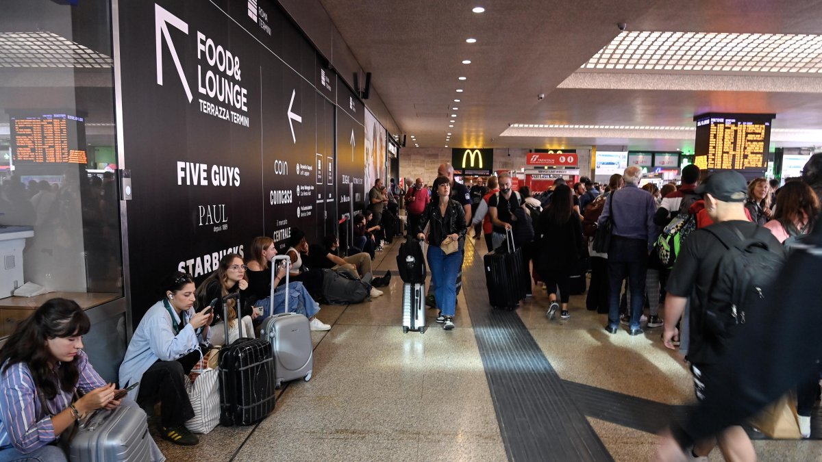 Los viajeros esperan para abordar los trenes en la estación Termini debido a retrasos causados por un problema en la línea eléctrica que ralentizó el tráfico ferroviario, en Roma.