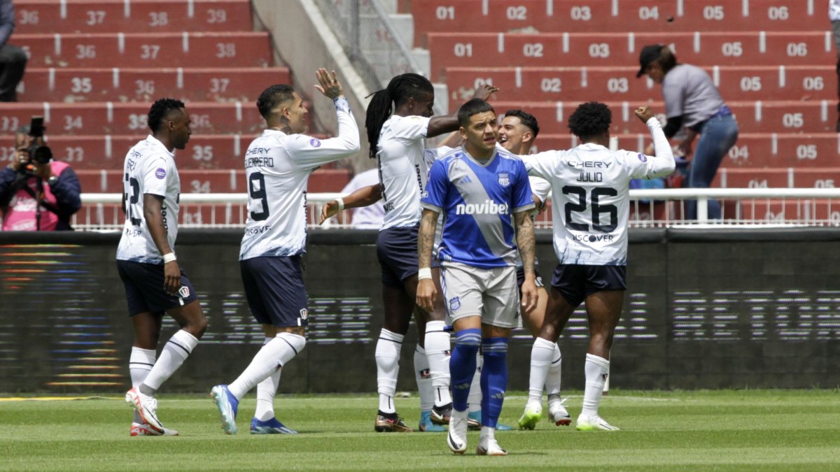 Los jugadores de Liga de Quito felicitan a José Quintero tras marcar el gol que les dio la victoria sobre Emelec.