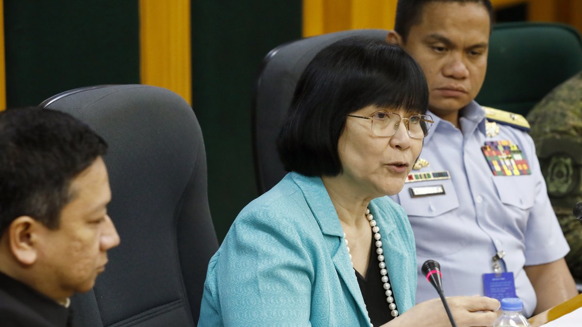 La portavoz del Ministerio de Exteriores de Filipinas, Teresita Daza, habla durante una conferencia de prensa en la oficina del Consejo de Seguridad Nacional en Quezon City, Manila.