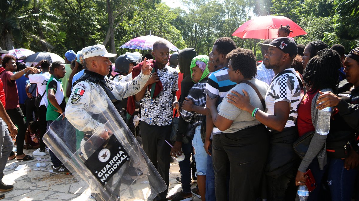 Personal de la Guardia Nacional resguardan a migrantes hoy, durante una revisión de documentos, en el Ecoparque de Tapachula, en el estado de Chiapas (México).