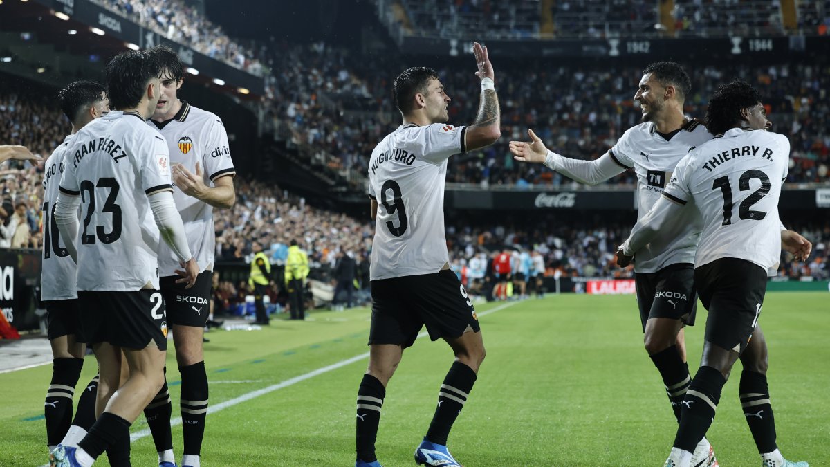 Hugo Duro (c) marcó el segundo gol del Valencia ante el Cadiz.
