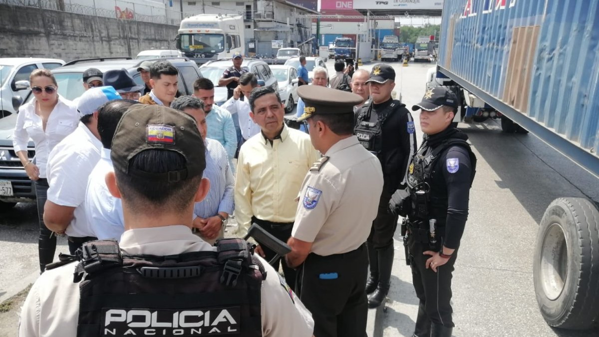Acción.- Policia Nacional en el exterior de Trinipuerto haciendo resguardo