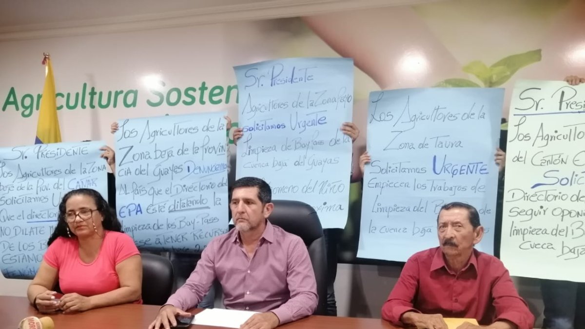 Gremio. - Kleber Sigüenza (centro), presidente de la Cámara de Agricultura II zona.