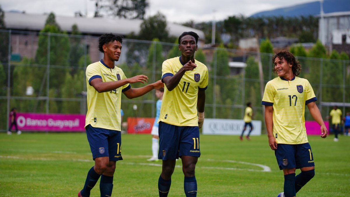 Allen Obando (c) es una de las figuras que tiene la selección sub-17 de Ecuador