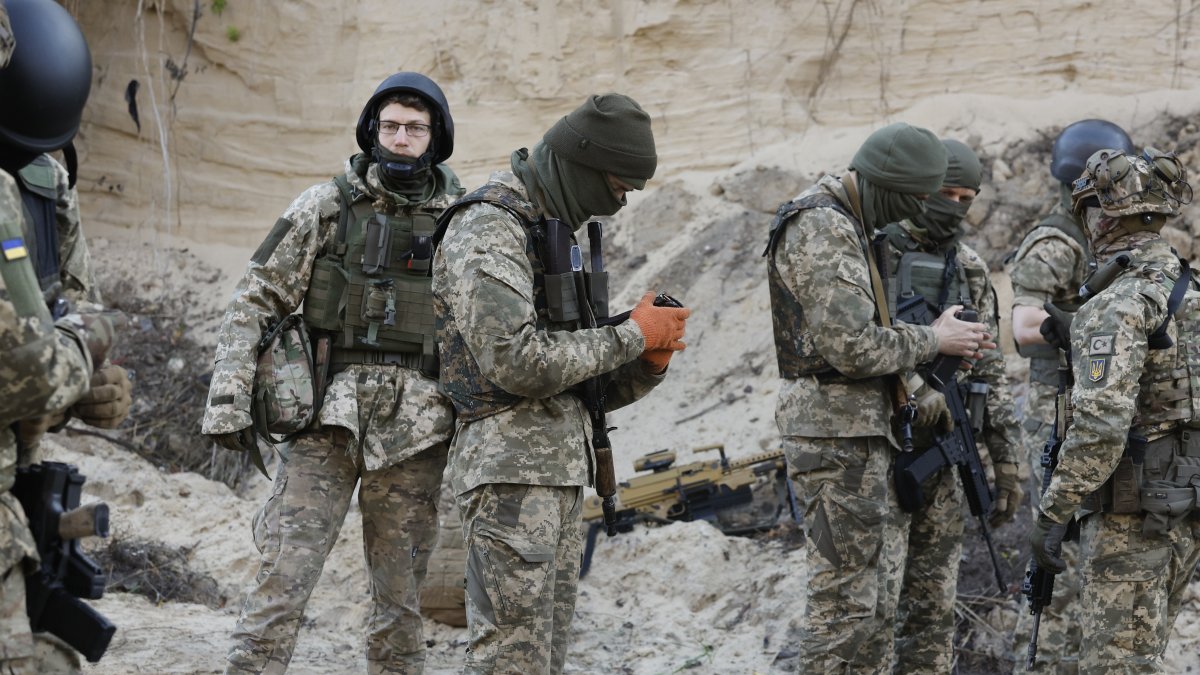Miembros del 'Batallón Siberiano' asisten a su entrenamiento militar como parte de la preparación para luchar contra las tropas rusas en un campo de tiro cerca de Kiev, Ucrania, 24 de octubre de 2023.