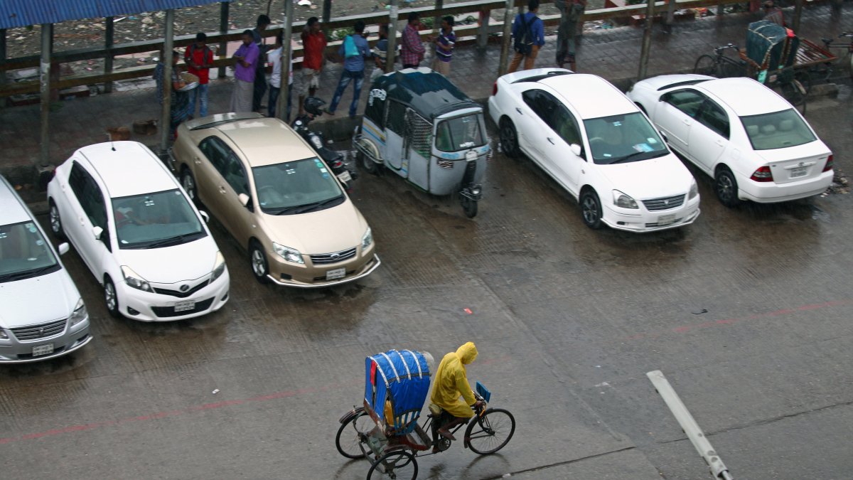Las primeras lluvias antecedían este martes 24 de octubre el arribo del ciclón Hamoon, que se esperaba arreciara al anochecer.