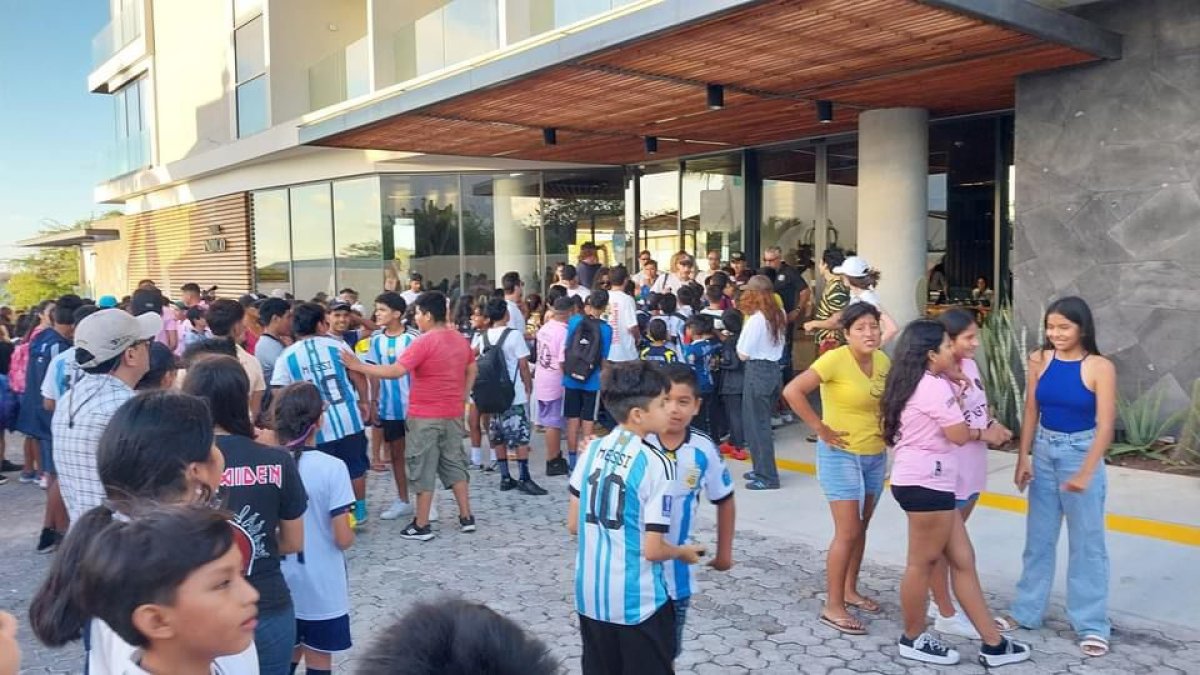 Congregación. A los exteriores del hotel Índigo, en San Cristóbal, llegaron hinchas.izar.