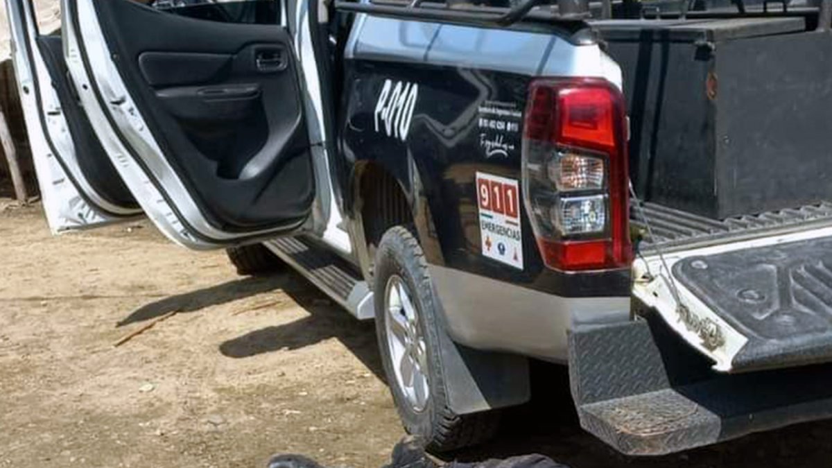 Policías de la Fiscalía General del Estado (FGE), resguardan el lugar donde fueron asesinados al menos 11 policías en Coyuca de Benítez estado de Guerrero (México).