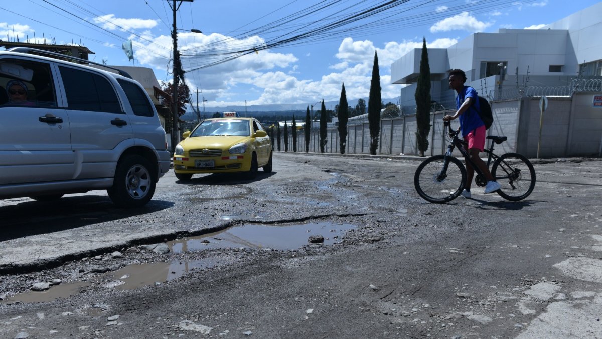 Cuando llueve se forman lagunas en las calles y avenidas. Para los conductores y peatones, es imposible transitar.