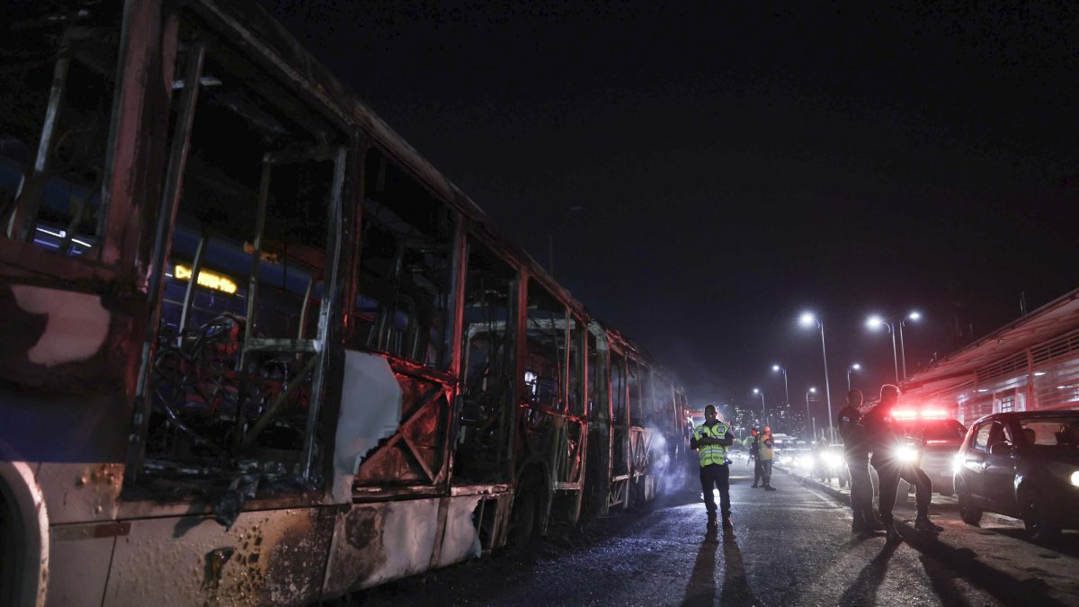 Represalias. Varios autobuses aparecen incinerados en el barrio de Santa Cruz, en Río de Janeiro.