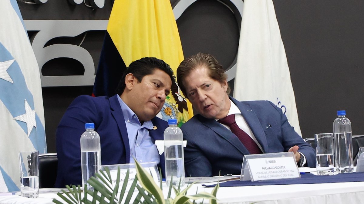 El presidente del Consejo Directivo del IESS, Alfredo Ortega (derecha), dialoga con el delegado de los trabajadores, Richard Gómez, en un acto en el hospital Teodoro Maldonado Carbo.