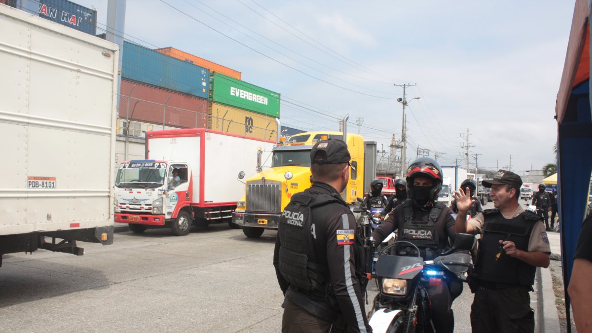 Seguridad. Miembros de la Policía Nacional brindan resguardo en el exterior de Trinipuerto, sur de Guayaquil.
