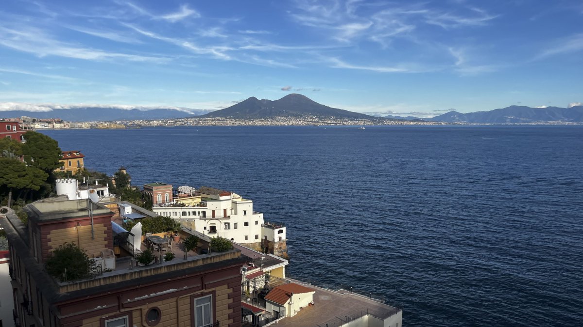 Vista del gran volcán Vesubio, a orillas del Golfo de Nápoles, desde el barrio napolitano de Posillipo
