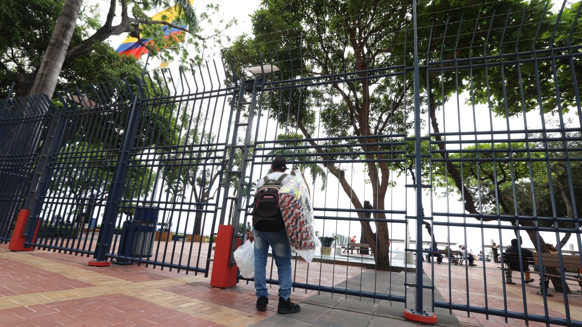 Hecho. Un vendedor afuera de un tramo del Malecón 2000 carga entre sus manos botellas con agua y snacks.