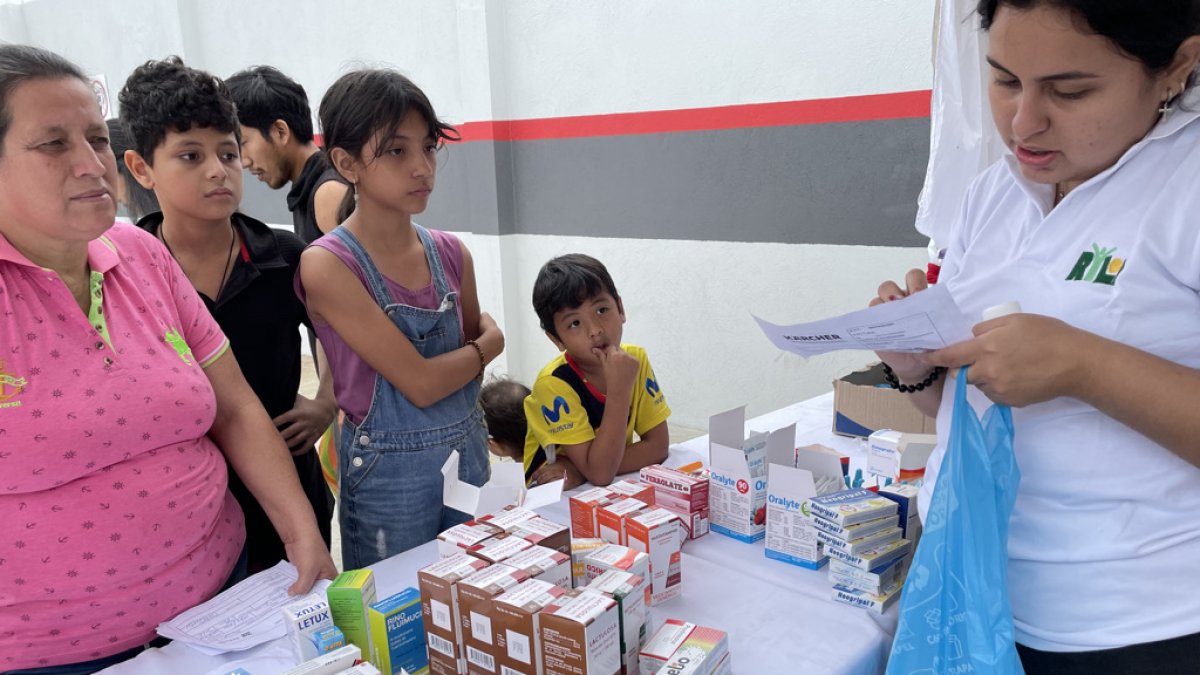 Ayuda. Medicinas gratuitas a niños de Monte Sinaí.